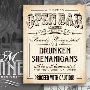 Op de afbeelding: Een printbaar bord met een vintage ontwerp met de tekst "We hebben een open bar, maar dit evenement zal zwaar worden gefotografeerd. Alle dronken capriolen zullen goed worden gedocumenteerd en grondig bespot. Ga voorzichtig te werk!"