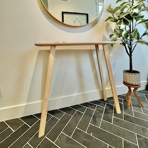 Massivholz-Beistelltisch mit abgewinkelten Beinen, moderner Minimalist, Mid-Century Modern, handgefertigt in den USA, Konsole, Decore, skandinavischer Mudroom