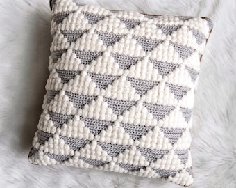 MOTIF AU CROCHET // Coussin décoratif, Coussin décoratif, Coussin texturé à pompon triangulaire, Coussin géométrique, Coussin déco maison // Coussin Hima