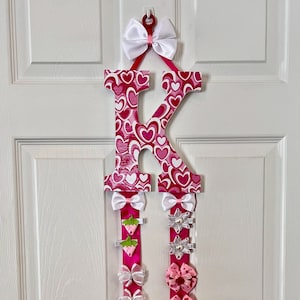 Organizador de laços de cabelo personalizado com corações rosa e branco, suporte para laços para meninas, letra de parede infantil, letra inicial