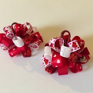 Ensemble de pinces à cheveux en forme de coeur : nœuds rouges, blancs et scintillants