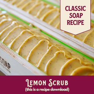 Può includere: Primo piano di uno stampo in legno riempito con una base di sapone giallo chiaro con macchie nere. Il sapone ha una forma rettangolare ed è diviso in più barre. Il testo "CLASSIC SOAP RECIPE" è in un rettangolo marrone nell'angolo in alto a destra dell'immagine. Il testo "LEMON SCRUB (this is a recipe download)" è in un rettangolo bordeaux nella parte inferiore dell'immagine.