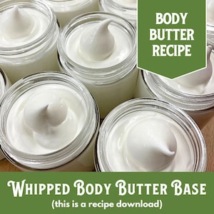 Puede incluir: Primer plano de varios frascos llenos de crema corporal batida. Los frascos están dispuestos en una fila sobre una superficie de madera. El texto "BODY BUTTER RECIPE" se muestra en un rectángulo verde en la esquina superior derecha de la imagen. El texto "WHIPPED BODY BUTTER BASE (this is a recipe download)" se muestra en un rectángulo verde en la parte inferior de la imagen.