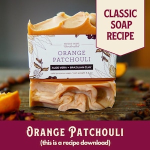 Op de afbeelding: Een oranje-bruine zeep met de tekst "MUDDY MINT Handcrafted ORANGE PATCHOULI ALOE VERA + BRAZILIAN CLAY cold process soap / net weight 4.5 oz" op het etiket. De zeep ligt op een houten oppervlak met koffiebonen en andere ingrediënten. De tekst "CLASSIC SOAP RECIPE" staat in een bruin rechthoek bovenaan de afbeelding. De tekst "ORANGE PATCHOULI (this is a recipe download)" staat onderaan de afbeelding.