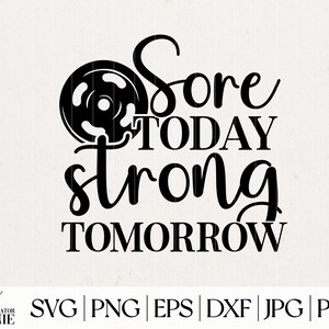 K&ouml;nnte beinhalten: Schwarzwei&szlig;es Grafikdesign mit einer Gewichtsplatte und dem Text "Sore today strong tomorrow".
