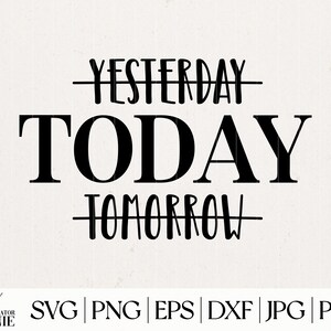 K&ouml;nnte beinhalten: Schwarzwei&szlig;es Grafikdesign mit dem durchgestrichenen Text "Yesterday", "Today" in gro&szlig;en Fettdruckbuchstaben und dem durchgestrichenen Text "Tomorrow".