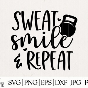 K&ouml;nnte beinhalten: Schwarzwei&szlig;es Grafikdesign mit dem Text "Sweat, smile & repeat" und einer schwarzen Kettlebell.