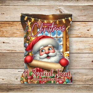 以下が含まれることがあります： 赤い帽子と白いひげのサンタクロースが、「メリークリスマス サンタクロースからの特別な贈り物」と書かれた巻物を持っています。クリスマスツリーとプレゼントのあるお祝いの背景です。