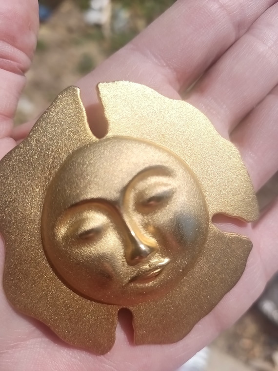 Vintage Hold Brushed Sun Brooch Golden Sun pin