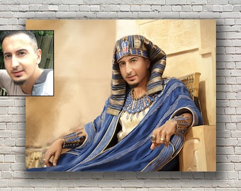 Könnte beinhalten: Ein Gemälde einer Person, die als ägyptischer Pharao verkleidet ist, mit einem blauen Gewand und einem goldenen Kopfschmuck. Die Person sitzt auf einem Thron mit goldenem Hintergrund.