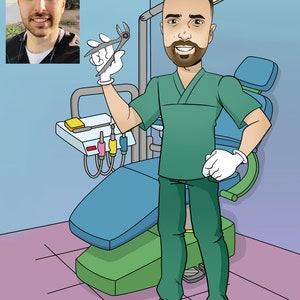K&ouml;nnte beinhalten: Eine Cartoon-Illustration eines Zahnarztes in gr&uuml;ner Uniform, der ein zahn&auml;rztliches Werkzeug h&auml;lt. Der Zahnarzt steht in einer Zahnarztpraxis mit einem Zahnarztstuhl im Hintergrund.