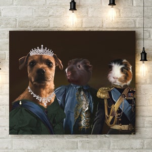 K&ouml;nnte beinhalten: Ein Gem&auml;lde von drei Haustieren, die in k&ouml;niglicher Kleidung gekleidet sind. Ein brauner Hund mit einer Krone und einer Halskette ist links. Ein schwarzes Meerschweinchen mit einer blauen und goldenen Jacke ist in der Mitte. Ein wei&szlig;es und braunes Meerschweinchen mit einer schwarzen und goldenen Jacke ist rechts.