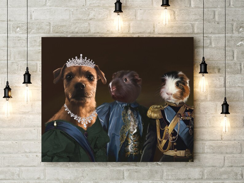 K&ouml;nnte beinhalten: Ein Gem&auml;lde von drei Haustieren, die in k&ouml;niglicher Kleidung gekleidet sind. Ein brauner Hund mit einer Krone und einer Halskette ist links. Ein schwarzes Meerschweinchen mit einer blauen und goldenen Jacke ist in der Mitte. Ein wei&szlig;es und braunes Meerschweinchen mit einer schwarzen und goldenen Jacke ist rechts.