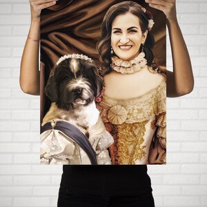 Op de afbeelding: Een schilderij van een vrouw en een hond in een koninklijke setting. De vrouw draagt een gouden en witte jurk met een kanten kraag en een parel tiara. De hond draagt een witte jurk met een blauwe sjerp en een parel tiara. De achtergrond is een bruin en gouden wandkleed.