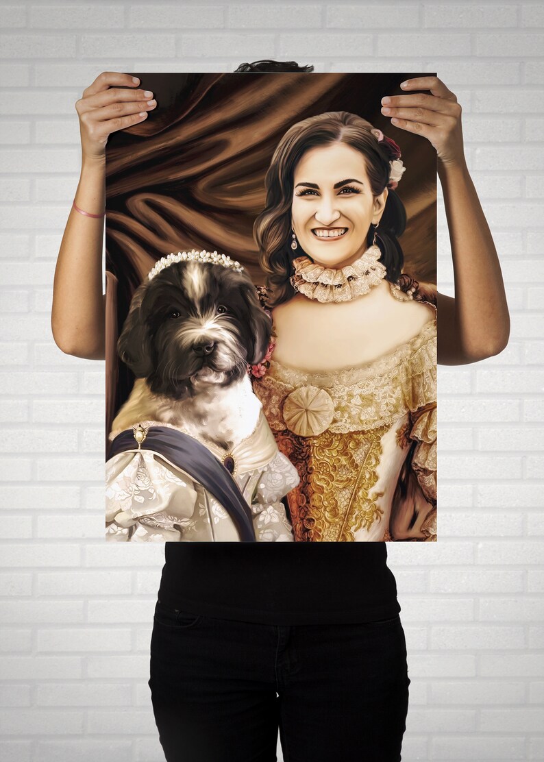 Op de afbeelding: Een schilderij van een vrouw en een hond in een koninklijke setting. De vrouw draagt een gouden en witte jurk met een kanten kraag en een parel tiara. De hond draagt een witte jurk met een blauwe sjerp en een parel tiara. De achtergrond is een bruin en gouden wandkleed.