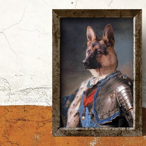 Pu&ograve; includere: Ritratto incorniciato di un pastore tedesco in abiti regali. Il cane indossa un'armatura, una veste blu e una fascia rossa. L'opera &egrave; ambientata su uno sfondo scuro.