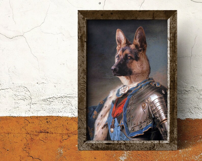 Pu&ograve; includere: Ritratto incorniciato di un pastore tedesco in abiti regali. Il cane indossa un'armatura, una veste blu e una fascia rossa. L'opera &egrave; ambientata su uno sfondo scuro.