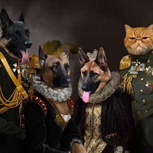 Pu&ograve; includere: Un ritratto umoristico di quattro animali domestici in costumi storici. Un pastore tedesco in uniforme militare nera con spalline e medaglie d'oro, un gatto in uniforme militare verde e due cani in abiti reali.