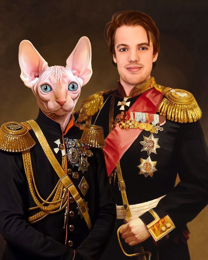 Op de afbeelding: Een portret van een persoon en een haarloze kat gekleed in militaire uniformen. De persoon draagt een zwart uniform met gouden versieringen en een rode sjerp. De kat draagt een vergelijkbaar uniform met een gouden riem. Beide kijken naar de kijker.