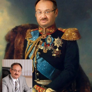 Pu&ograve; includere: Un ritratto di un uomo in uniforme militare con un colletto di pelliccia. Indossa un'uniforme blu e oro con medaglie e una fascia. L'uomo guarda direttamente lo spettatore.