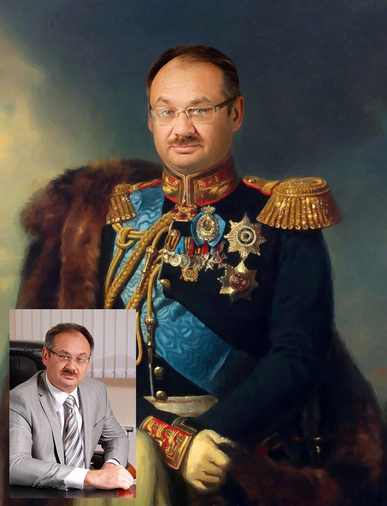 Pu&ograve; includere: Un ritratto di un uomo in uniforme militare con un colletto di pelliccia. Indossa un'uniforme blu e oro con medaglie e una fascia. L'uomo guarda direttamente lo spettatore.