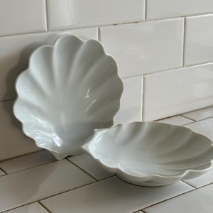 Ceramic seashell dish, shell trinket dish, clamshell decorative tray
