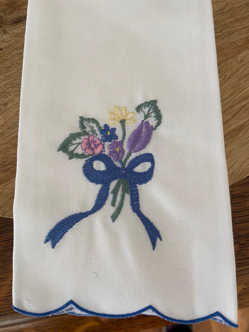 Small w Bouquet of Flowers Vintage Tea Towel