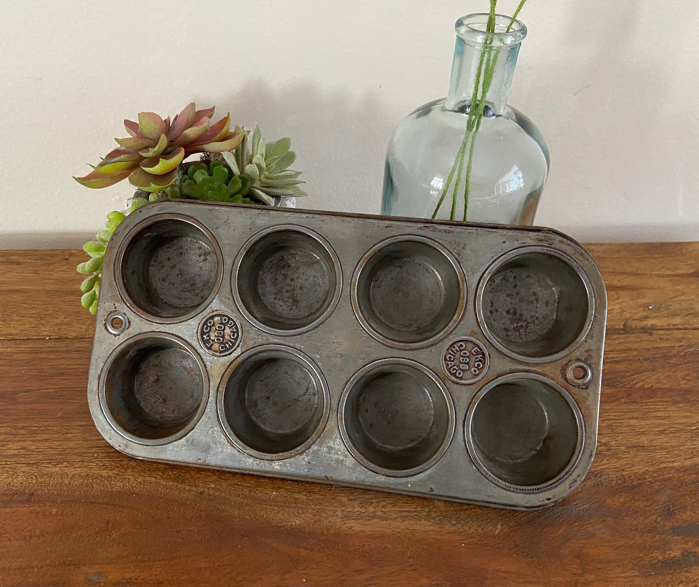 1800's cast iron 12 place fluted cups muffin pan w/1 broken handle & very  rusty