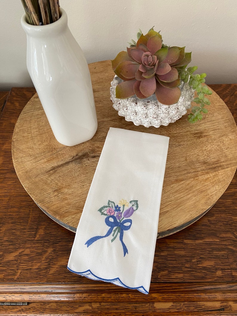 Small w Bouquet of Flowers Vintage Tea Towel
