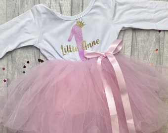 Personalisiertes Geburtstagsmädchen-Tutu-Kleid, langärmelig, weiß mit rosa Tutu-Partykleid, Geschenk, individueller goldener Name, hellrosa Zahlendesign