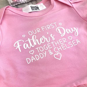 Erstes Vatertags-Outfit, personalisierter Tutu-Strampler für Papa und Tochter mit Schleife und Stirnband, Geschenk zum Vatertag für Neugeborene Light Pink