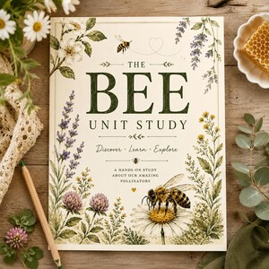 Puede incluir: Un libro de tapa blanda titulado The Bee Unit Study con una cubierta de color crema que presenta ilustraciones botánicas de flores silvestres, lavanda y trébol. El texto dice Discover, Learn, Explore y A hands-on study about our amazing pollinators.
