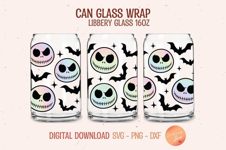 Peut inclure: Trois enveloppes de verre pour canettes transparentes avec un motif Jack Skellington arc-en-ciel pastel et des chauves-souris noires. Le texte "CAN GLASS WRAP" et "LIBBERY GLASS 16OZ" est en haut de l'image. Le texte "DIGITAL DOWNLOAD SVG - PNG - DXF" est en bas de l'image.