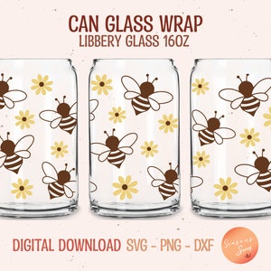 Può includere: Tre involucri per lattine di vetro da 473 ml con un motivo di api marroni e fiori gialli. Il testo "CAN GLASS WRAP" e "LIBBERY GLASS 16OZ" è nella parte superiore dell'immagine. Il testo "DIGITAL DOWNLOAD SVG - PNG - DXF" è nella parte inferiore dell'immagine.
