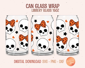 Puede incluir: Tres envoltorios de vidrio transparente para latas con un patrón repetido de calaveras blancas con lazos naranjas de lunares, estrellas negras y corazones naranjas. El texto "CAN GLASS WRAP LIBBERY GLASS 16OZ" está en la parte superior. Las palabras "DIGITAL DOWNLOAD SVG - PNG - DXF" están en la parte inferior.