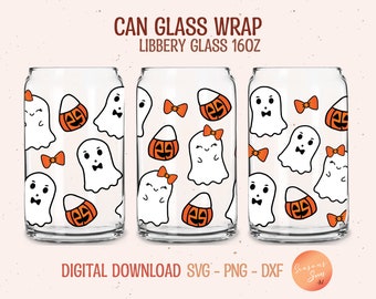 Könnte beinhalten: Drei transparente Trinkgläser mit einem Halloween-Design. Die Gläser sind mit weißen Geistern, orangefarbenen Schleifen und Süßigkeiten in Form von Mais mit Kürbisgesichtern verziert. Der Text "CAN GLASS WRAP LIBBERY GLASS 16OZ" steht oben.