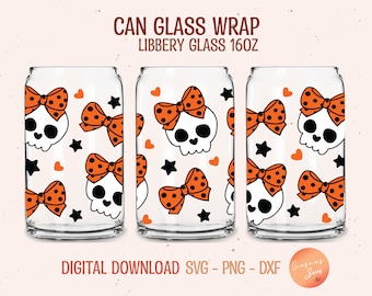 Puede incluir: Tres envoltorios de vidrio para latas Libbey transparentes de 16 oz con temática de Halloween. Cada vaso presenta una calavera blanca con un lazo naranja con lunares, corazones naranjas y estrellas negras. El texto "CAN GLASS WRAP LIBBEY GLASS 16OZ" está en la parte superior.