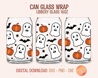Könnte beinhalten: Drei transparente Can-Glas-Wraps mit Halloween-Motiv. Jeder Wrap zeigt ein Muster aus weißen Geistern, orangefarbenen Kürbissen, schwarzen Fledermäusen und Sternen. Der Text "CAN GLASS WRAP LIBBERY GLASS 16OZ" steht oben und "DIGITAL DOWNLOAD SVG - PNG - DXF" unten.