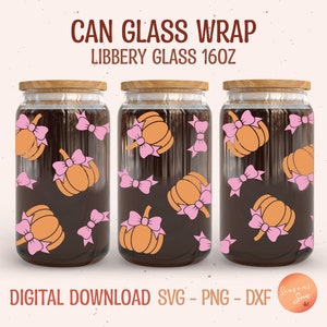 Op de afbeelding: Drie glazen can wraps met houten deksels, elk versierd met oranje pompoenen en roze strikken. De tekst "CAN GLASS WRAP LIBBERY GLASS 16OZ" staat bovenaan. De tekst onderaan luidt "DIGITAL DOWNLOAD SVG - PNG - DXF".