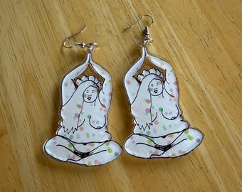 Pendientes de diosa gorda meditando