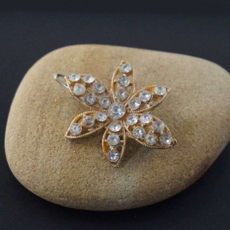Vintage hair barrette Vintage hair clip Gold flower hair barrette Flower hair clip Vintage hair accessories Vintage barrette Flower hair pin