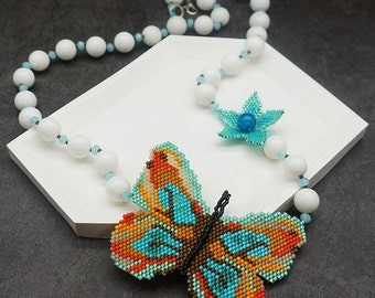 Collana Boho Butterfly Bliss: Collana realizzata a mano con pietre preziose di agata bianca e perle di vetro turchese con pendente a farfalla con perline