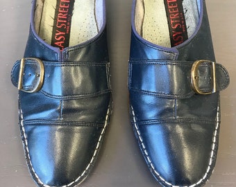 Vintage 1960s Easy Street Navy Blue Leather Shoes, Brass Buckle. Super Flexible & Comfortable. Size 7.5/8. Made in the USA. Mid-Century Heel