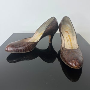 Vintage Brown Alligator Heels 1950s Leather Pump Dress Shoe Authentic Period Piece Cocktail Party Wear Size 7 Narrow Width Rounded Toe