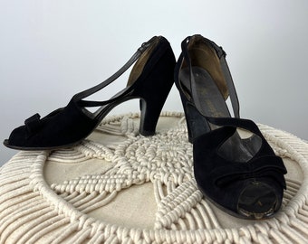 Vintage jaren 40 zwarte suède criss cross peep-toe-hakken.  Maat 5 1/2 N van Blach's Birmingham, AL