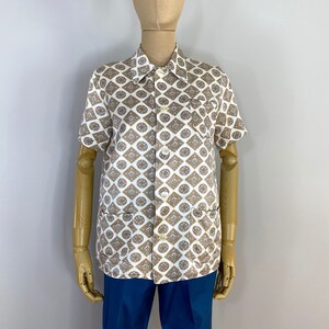 Camisa playera vintage beige para hombre de los años 50 con estampado geométrico y bolsillos de parche, hecha a mano