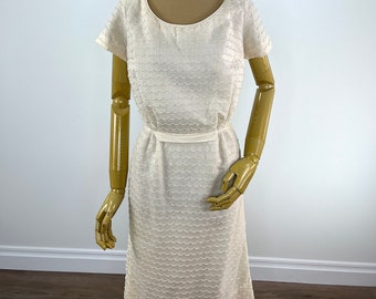 Vestido vintage beige de los años 60 con textura ondulada y festoneada de Make Mine a McKettrick. Vestido recto beige de los años 60 con cinturón falso.