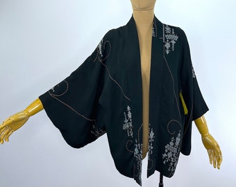 Haori noir vintage, veste kimono, avec imprimé argenté et rose et doublure partielle jaune canari, fait main