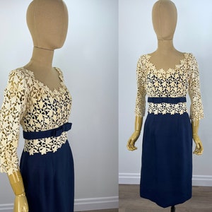 1970 年代のヴィンテージ ネイビー ブルー ドレス。元々はアンナ フランシス パーカーのために作られた、厚手のクロシェ レースのボディス付き。