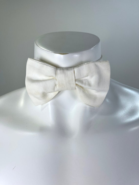 Vintage White Pre-Tied Formal Bow Tie with Button 